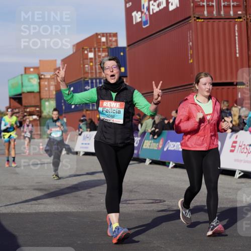 03.10.2025 - Köhlbrandbrückenlauf Michael Burmester http://msf.ph/oto/9021360 03.10.2025 10:22:38 Ziel 1452, 2028, 2049, 2099, 2308, 3582, 3583, 3619 meine-sportfotos.de