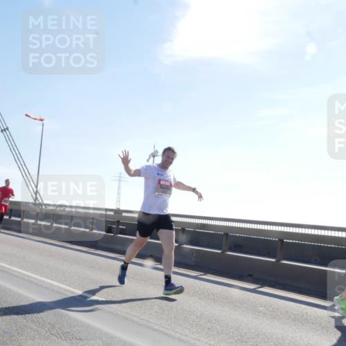 03.10.2025 - Köhlbrandbrückenlauf Matties Gatica Varas http://msf.ph/oto/9021379 03.10.2025 12:24:51 Position 1  meine-sportfotos.de