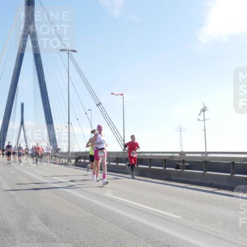 03.10.2025 - Köhlbrandbrückenlauf Matties Gatica Varas http://msf.ph/oto/9021384 03.10.2025 12:24:52 Position 1  meine-sportfotos.de