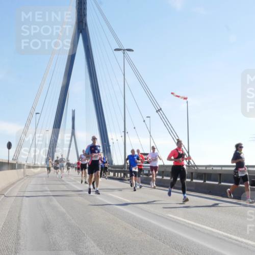 03.10.2025 - Köhlbrandbrückenlauf Matties Gatica Varas http://msf.ph/oto/9021402 03.10.2025 12:24:56 Position 1  meine-sportfotos.de