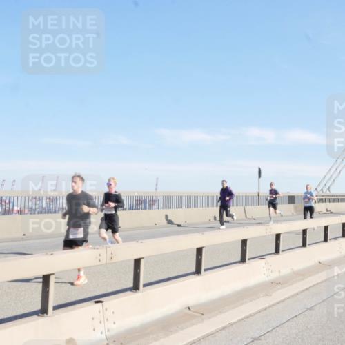 03.10.2025 - Köhlbrandbrückenlauf Matties Gatica Varas http://msf.ph/oto/9021414 03.10.2025 12:25:07 Position 1  meine-sportfotos.de