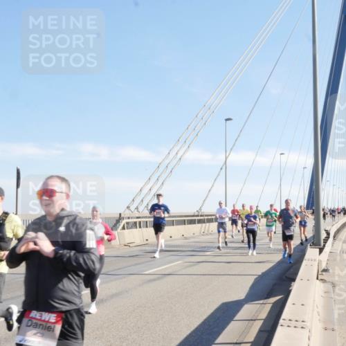 03.10.2025 - Köhlbrandbrückenlauf Matties Gatica Varas http://msf.ph/oto/9021451 03.10.2025 12:25:22 Position 1  meine-sportfotos.de