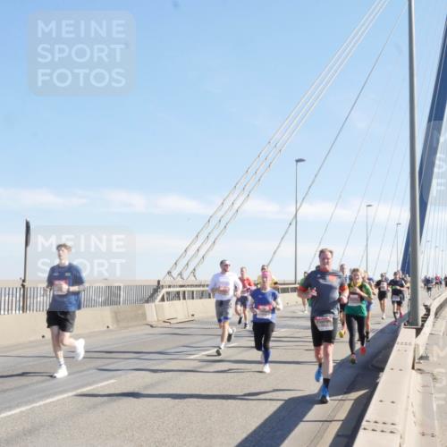 03.10.2025 - Köhlbrandbrückenlauf Matties Gatica Varas http://msf.ph/oto/9021459 03.10.2025 12:25:24 Position 1  meine-sportfotos.de