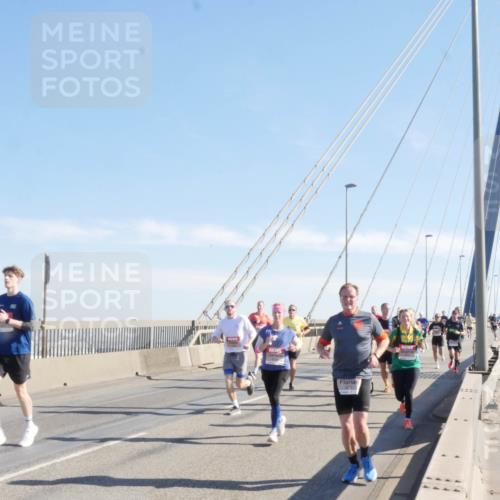 03.10.2025 - Köhlbrandbrückenlauf Matties Gatica Varas http://msf.ph/oto/9021461 03.10.2025 12:25:25 Position 1  meine-sportfotos.de