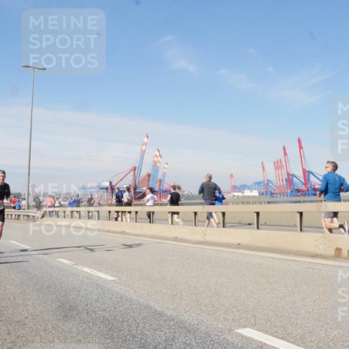 03.10.2025 - Köhlbrandbrückenlauf Matties Gatica Varas http://msf.ph/oto/9021503 03.10.2025 12:25:59 Position 1  meine-sportfotos.de