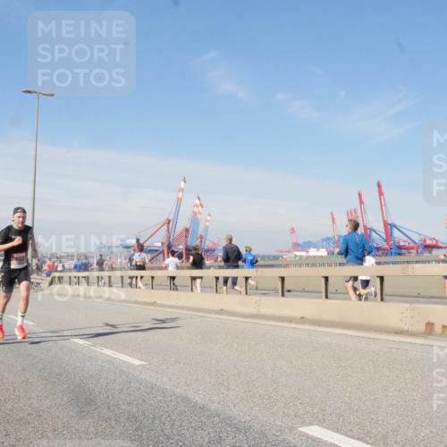 03.10.2025 - Köhlbrandbrückenlauf Matties Gatica Varas http://msf.ph/oto/9021505 03.10.2025 12:26:00 Position 1  meine-sportfotos.de