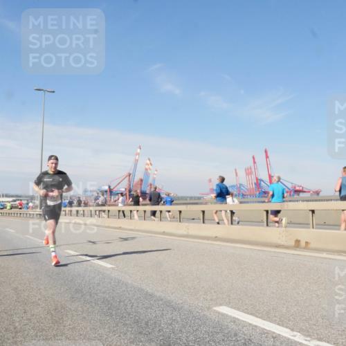 03.10.2025 - Köhlbrandbrückenlauf Matties Gatica Varas http://msf.ph/oto/9021508 03.10.2025 12:26:00 Position 1  meine-sportfotos.de