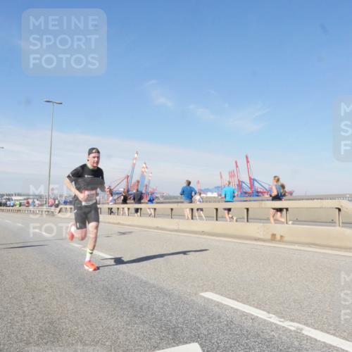 03.10.2025 - Köhlbrandbrückenlauf Matties Gatica Varas http://msf.ph/oto/9021510 03.10.2025 12:26:01 Position 1  meine-sportfotos.de