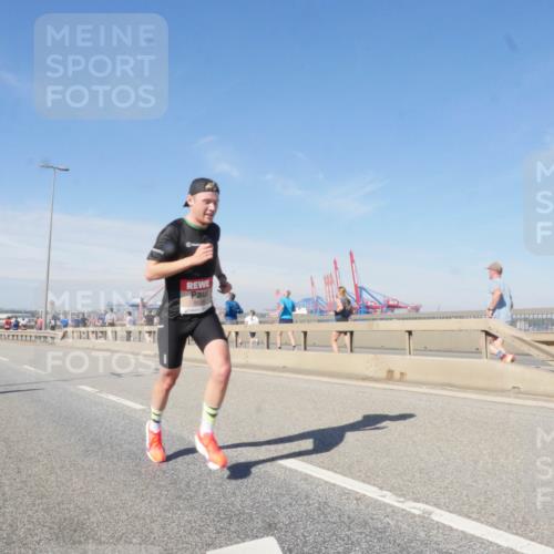 03.10.2025 - Köhlbrandbrückenlauf Matties Gatica Varas http://msf.ph/oto/9021512 03.10.2025 12:26:01 Position 1 609 meine-sportfotos.de
