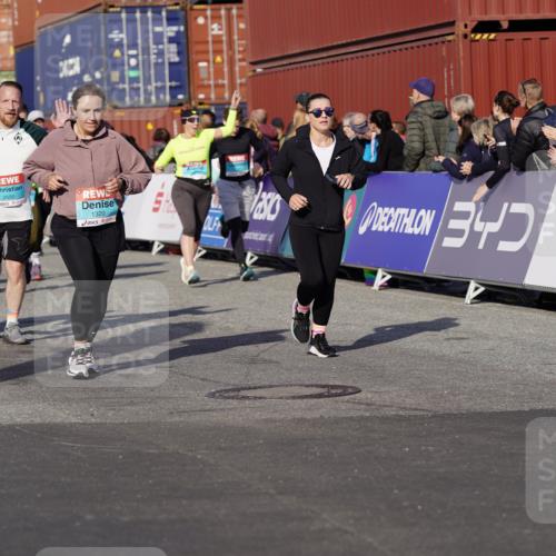 03.10.2025 - Köhlbrandbrückenlauf Michael Burmester http://msf.ph/oto/9021525 03.10.2025 10:22:54 Ziel 1320, 1484, 1751, 1777, 2031, 2072, 2087, 2188, 2690, 2861, 2862, 2907, 3109, 3222, 3291, 3480 meine-sportfotos.de