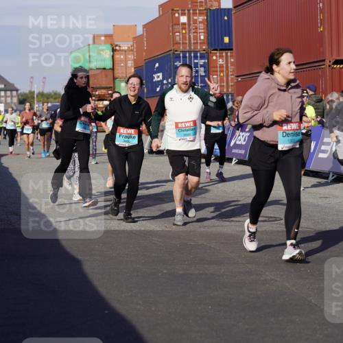 03.10.2025 - Köhlbrandbrückenlauf Michael Burmester http://msf.ph/oto/9021546 03.10.2025 10:22:56 Ziel 1263, 1320, 1484, 1707, 1751, 1777, 2031, 2072, 2087, 2125, 2167, 2188, 2690, 2861, 2862, 2907, 3029, 3109, 3147, 3222, 3291, 3480 meine-sportfotos.de