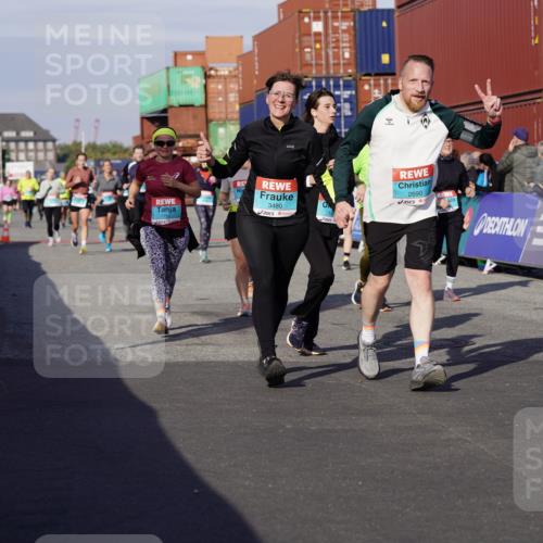 03.10.2025 - Köhlbrandbrückenlauf Michael Burmester http://msf.ph/oto/9021561 03.10.2025 10:22:57 Ziel 1263, 1320, 1484, 1707, 1751, 1777, 1954, 2072, 2087, 2125, 2167, 2188, 2690, 2861, 2862, 2907, 3029, 3109, 3147, 3222, 3291, 3480 meine-sportfotos.de