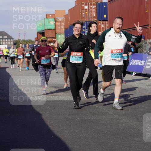 03.10.2025 - Köhlbrandbrückenlauf Michael Burmester http://msf.ph/oto/9021565 03.10.2025 10:22:57 Ziel 1263, 1320, 1484, 1707, 1751, 1777, 1954, 2072, 2087, 2125, 2167, 2188, 2690, 2861, 2862, 2907, 3029, 3109, 3147, 3222, 3291, 3480 meine-sportfotos.de