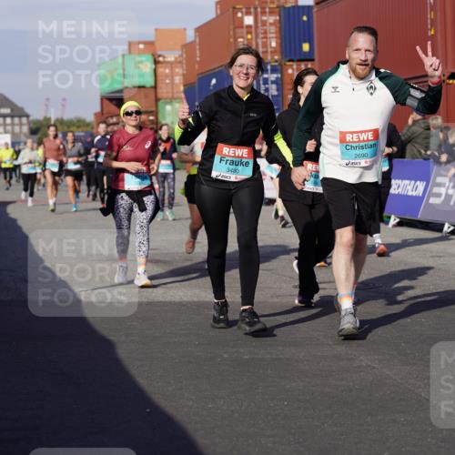 03.10.2025 - Köhlbrandbrückenlauf Michael Burmester http://msf.ph/oto/9021573 03.10.2025 10:22:57 Ziel 1263, 1320, 1484, 1707, 1751, 1777, 1954, 2072, 2087, 2125, 2167, 2188, 2690, 2861, 2862, 2907, 3029, 3109, 3147, 3222, 3291, 3480 meine-sportfotos.de