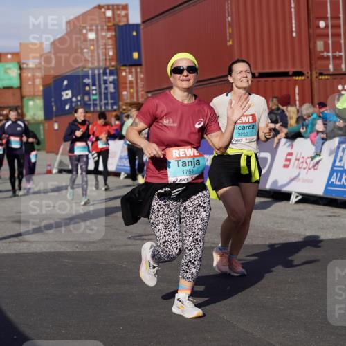 03.10.2025 - Köhlbrandbrückenlauf Michael Burmester http://msf.ph/oto/9021594 03.10.2025 10:22:59 Ziel 1263, 1320, 1484, 1707, 1723, 1751, 1777, 1954, 2072, 2087, 2125, 2167, 2188, 2690, 2829, 2861, 2862, 2907, 3029, 3109, 3147, 3222, 3291, 3480 meine-sportfotos.de