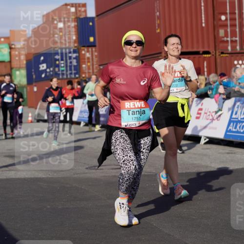 03.10.2025 - Köhlbrandbrückenlauf Michael Burmester http://msf.ph/oto/9021597 03.10.2025 10:22:59 Ziel 1263, 1320, 1484, 1707, 1723, 1751, 1777, 1954, 2072, 2087, 2125, 2167, 2188, 2690, 2829, 2861, 2862, 2907, 3029, 3109, 3147, 3222, 3291, 3480 meine-sportfotos.de