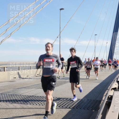 03.10.2025 - Köhlbrandbrückenlauf Matties Gatica Varas http://msf.ph/oto/9021607 03.10.2025 12:26:36 Position 1 6194, 6193 meine-sportfotos.de