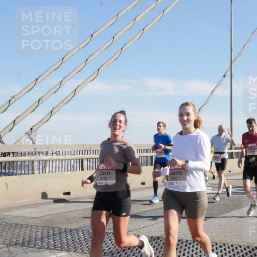 03.10.2025 - Köhlbrandbrückenlauf Matties Gatica Varas http://msf.ph/oto/9021620 03.10.2025 12:26:39 Position 1 2, 4246, 4247 meine-sportfotos.de