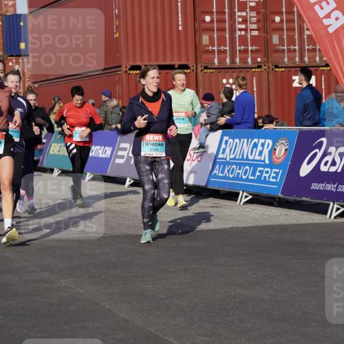 03.10.2025 - Köhlbrandbrückenlauf Michael Burmester http://msf.ph/oto/9021624 03.10.2025 10:23:02 Ziel 1263, 1707, 1723, 1777, 1954, 2072, 2125, 2141, 2167, 2188, 2829, 2840, 2842, 2907, 3029, 3109, 3147, 3222, 3291 meine-sportfotos.de