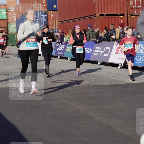03.10.2025 - Köhlbrandbrückenlauf Michael Burmester http://msf.ph/oto/9021665 03.10.2025 10:23:05 Ziel 1263, 1707, 1723, 1777, 1954, 2125, 2139, 2141, 2167, 2188, 2740, 2829, 2840, 2842, 3029, 3147, 3221 meine-sportfotos.de