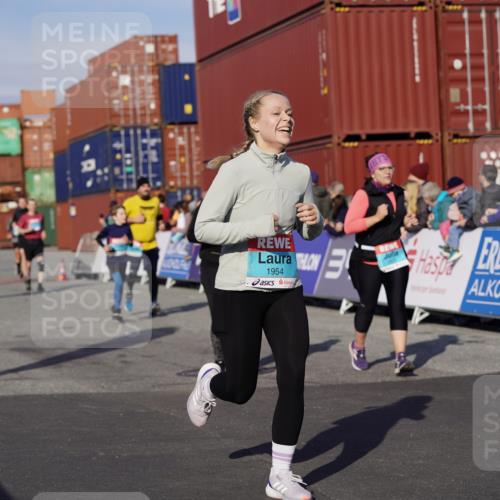 03.10.2025 - Köhlbrandbrückenlauf Michael Burmester http://msf.ph/oto/9021683 03.10.2025 10:23:06 Ziel 1263, 1629, 1707, 1723, 1777, 1827, 1954, 2125, 2139, 2141, 2167, 2188, 2740, 2829, 2840, 2842, 3029, 3147, 3221 meine-sportfotos.de