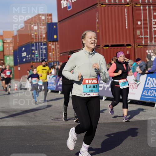 03.10.2025 - Köhlbrandbrückenlauf Michael Burmester http://msf.ph/oto/9021687 03.10.2025 10:23:06 Ziel 1263, 1629, 1707, 1723, 1777, 1827, 1954, 2125, 2139, 2141, 2167, 2188, 2740, 2829, 2840, 2842, 3029, 3147, 3221 meine-sportfotos.de