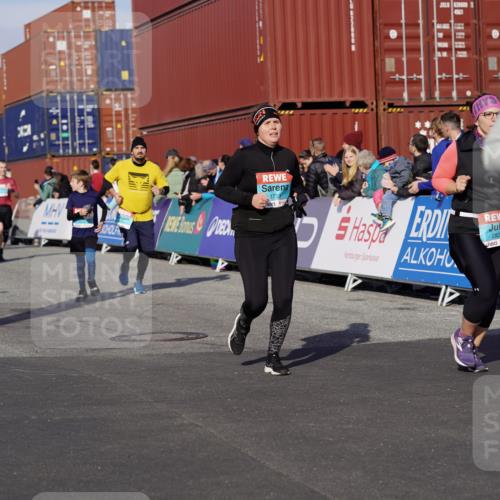 03.10.2025 - Köhlbrandbrückenlauf Michael Burmester http://msf.ph/oto/9021693 03.10.2025 10:23:07 Ziel 1263, 1629, 1707, 1723, 1827, 1954, 2125, 2139, 2141, 2167, 2740, 2810, 2829, 2840, 2842, 3029, 3147, 3221 meine-sportfotos.de