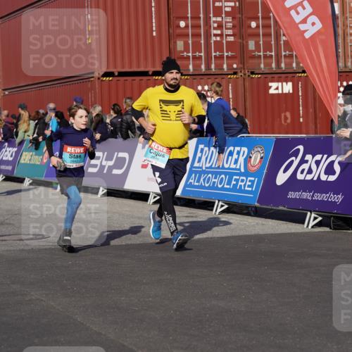 03.10.2025 - Köhlbrandbrückenlauf Michael Burmester http://msf.ph/oto/9021717 03.10.2025 10:23:09 Ziel 1629, 1723, 1827, 1954, 2139, 2141, 2683, 2684, 2740, 2783, 2810, 2829, 2840, 2842, 3221 meine-sportfotos.de