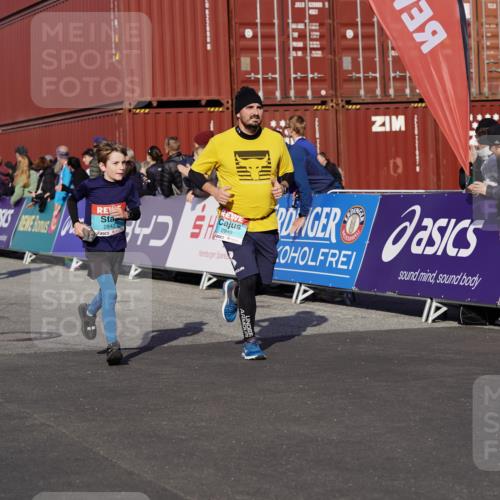 03.10.2025 - Köhlbrandbrückenlauf Michael Burmester http://msf.ph/oto/9021721 03.10.2025 10:23:09 Ziel 1629, 1723, 1827, 1954, 2139, 2141, 2683, 2684, 2740, 2783, 2810, 2829, 2840, 2842, 3221 meine-sportfotos.de
