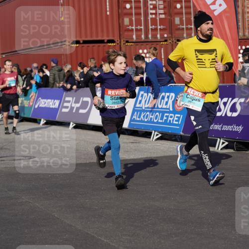 03.10.2025 - Köhlbrandbrückenlauf Michael Burmester http://msf.ph/oto/9021726 03.10.2025 10:23:10 Ziel 1629, 1723, 1827, 2139, 2141, 2683, 2684, 2740, 2783, 2810, 2829, 2840, 2842, 3221 meine-sportfotos.de