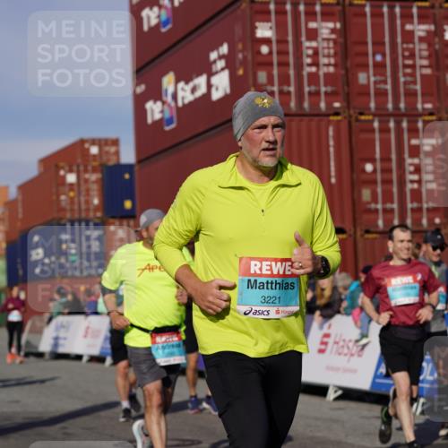 03.10.2025 - Köhlbrandbrückenlauf Michael Burmester http://msf.ph/oto/9021758 03.10.2025 10:23:12 Ziel 1597, 1629, 1827, 2139, 2141, 2683, 2684, 2740, 2783, 2810, 2840, 2842, 3221 meine-sportfotos.de