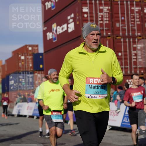 03.10.2025 - Köhlbrandbrückenlauf Michael Burmester http://msf.ph/oto/9021761 03.10.2025 10:23:13 Ziel 1597, 1629, 1827, 2139, 2683, 2684, 2740, 2783, 2810, 2840, 2842, 3221 meine-sportfotos.de
