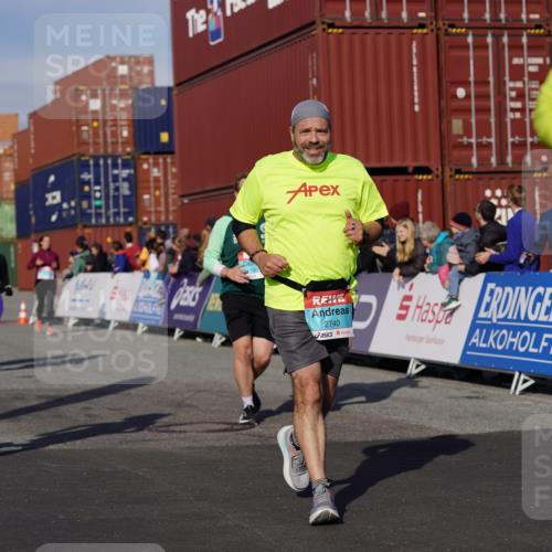 03.10.2025 - Köhlbrandbrückenlauf Michael Burmester http://msf.ph/oto/9021765 03.10.2025 10:23:13 Ziel 1597, 1629, 1827, 2139, 2683, 2684, 2740, 2783, 2810, 2840, 2842, 3221 meine-sportfotos.de