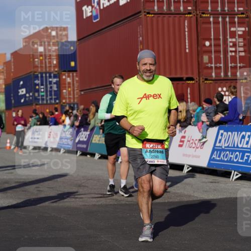 03.10.2025 - Köhlbrandbrückenlauf Michael Burmester http://msf.ph/oto/9021769 03.10.2025 10:23:13 Ziel 1597, 1629, 1827, 2139, 2683, 2684, 2740, 2783, 2810, 2840, 2842, 3221 meine-sportfotos.de