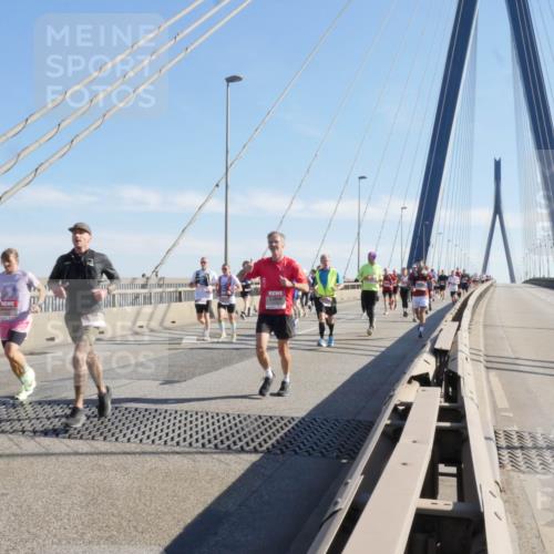 03.10.2025 - Köhlbrandbrückenlauf Matties Gatica Varas http://msf.ph/oto/9021772 03.10.2025 12:27:18 Position 1  meine-sportfotos.de