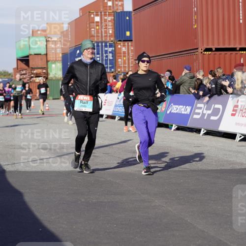 03.10.2025 - Köhlbrandbrückenlauf Michael Burmester http://msf.ph/oto/9021792 03.10.2025 10:23:16 Ziel 1482, 1597, 1629, 1827, 1875, 2139, 2683, 2684, 2783, 2784, 2810 meine-sportfotos.de