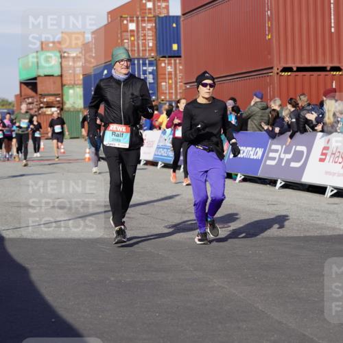 03.10.2025 - Köhlbrandbrückenlauf Michael Burmester http://msf.ph/oto/9021795 03.10.2025 10:23:16 Ziel 1482, 1597, 1629, 1827, 1875, 2139, 2683, 2684, 2783, 2784, 2810 meine-sportfotos.de