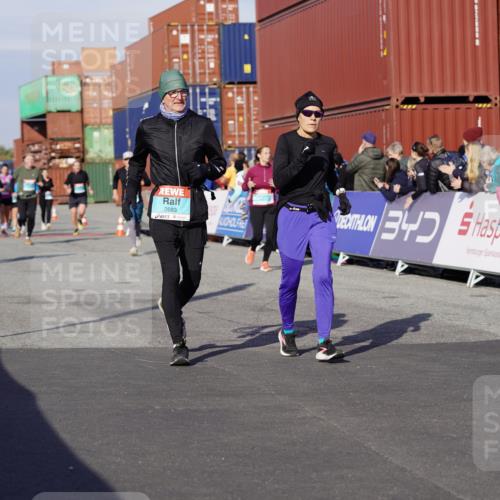 03.10.2025 - Köhlbrandbrückenlauf Michael Burmester http://msf.ph/oto/9021798 03.10.2025 10:23:17 Ziel 1482, 1597, 1629, 1827, 1875, 2139, 2683, 2684, 2783, 2784, 2810, 3170 meine-sportfotos.de