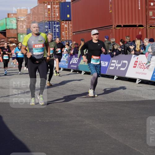 03.10.2025 - Köhlbrandbrückenlauf Michael Burmester http://msf.ph/oto/9021841 03.10.2025 10:23:21 Ziel 1128, 1482, 1597, 1875, 1937, 1978, 2008, 2229, 2303, 2315, 2637, 2684, 2784, 3170, 3422, 3423 meine-sportfotos.de