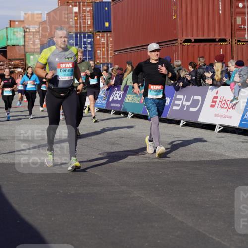 03.10.2025 - Köhlbrandbrückenlauf Michael Burmester http://msf.ph/oto/9021844 03.10.2025 10:23:21 Ziel 1128, 1482, 1597, 1875, 1937, 1978, 2008, 2229, 2303, 2315, 2637, 2684, 2784, 3170, 3422, 3423 meine-sportfotos.de