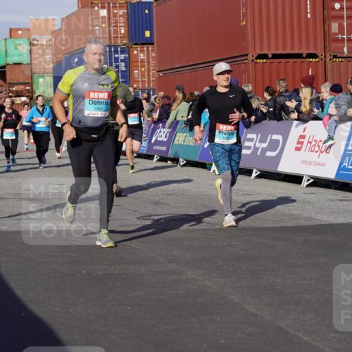 03.10.2025 - Köhlbrandbrückenlauf Michael Burmester http://msf.ph/oto/9021847 03.10.2025 10:23:21 Ziel 1128, 1482, 1597, 1875, 1937, 1978, 2008, 2229, 2303, 2315, 2637, 2684, 2784, 3170, 3422, 3423 meine-sportfotos.de
