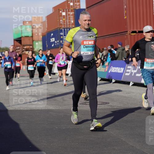 03.10.2025 - Köhlbrandbrückenlauf Michael Burmester http://msf.ph/oto/9021849 03.10.2025 10:23:22 Ziel 1128, 1482, 1597, 1875, 1937, 1978, 2008, 2229, 2303, 2315, 2637, 2784, 3170, 3422, 3423 meine-sportfotos.de