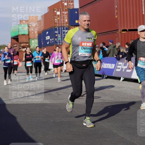 03.10.2025 - Köhlbrandbrückenlauf Michael Burmester http://msf.ph/oto/9021852 03.10.2025 10:23:22 Ziel 1128, 1482, 1597, 1875, 1937, 1978, 2008, 2229, 2303, 2315, 2637, 2784, 3170, 3422, 3423 meine-sportfotos.de