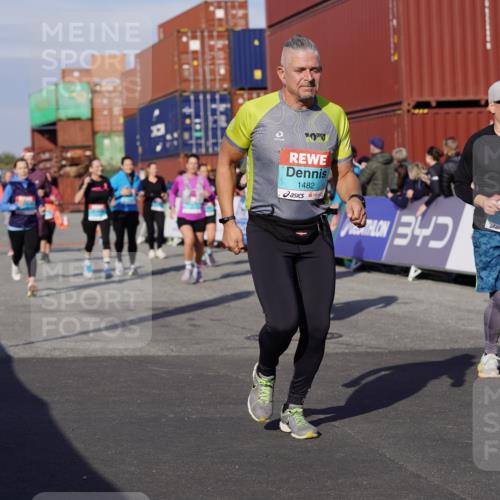 03.10.2025 - Köhlbrandbrückenlauf Michael Burmester http://msf.ph/oto/9021854 03.10.2025 10:23:22 Ziel 1128, 1482, 1597, 1875, 1937, 1978, 2008, 2229, 2303, 2315, 2637, 2784, 3170, 3422, 3423 meine-sportfotos.de