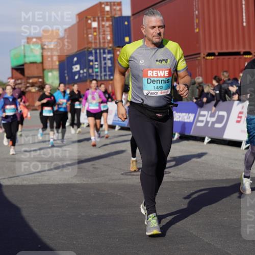 03.10.2025 - Köhlbrandbrückenlauf Michael Burmester http://msf.ph/oto/9021856 03.10.2025 10:23:22 Ziel 1128, 1482, 1597, 1875, 1937, 1978, 2008, 2229, 2303, 2315, 2637, 2784, 3170, 3422, 3423 meine-sportfotos.de