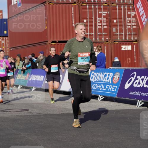 03.10.2025 - Köhlbrandbrückenlauf Michael Burmester http://msf.ph/oto/9021858 03.10.2025 10:23:23 Ziel 1128, 1482, 1597, 1875, 1937, 1978, 2008, 2152, 2229, 2303, 2315, 2637, 2784, 3170, 3422, 3423 meine-sportfotos.de