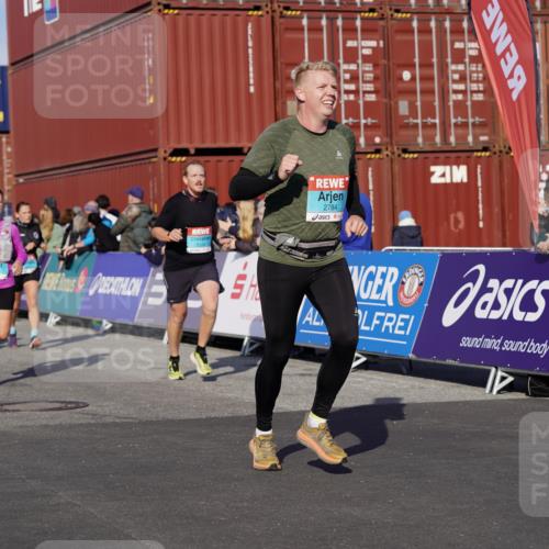 03.10.2025 - Köhlbrandbrückenlauf Michael Burmester http://msf.ph/oto/9021860 03.10.2025 10:23:23 Ziel 1128, 1482, 1597, 1875, 1937, 1978, 2008, 2152, 2229, 2303, 2315, 2637, 2784, 3170, 3422, 3423 meine-sportfotos.de