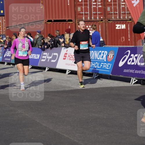 03.10.2025 - Köhlbrandbrückenlauf Michael Burmester http://msf.ph/oto/9021862 03.10.2025 10:23:24 Ziel 1128, 1482, 1597, 1875, 1937, 1978, 2008, 2152, 2229, 2303, 2315, 2637, 2784, 3170, 3422, 3423 meine-sportfotos.de