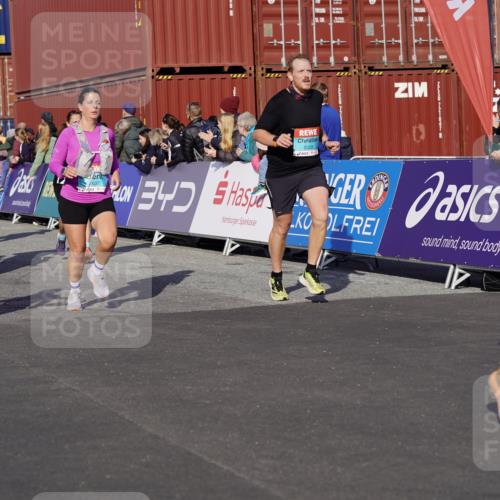 03.10.2025 - Köhlbrandbrückenlauf Michael Burmester http://msf.ph/oto/9021864 03.10.2025 10:23:24 Ziel 1128, 1482, 1597, 1875, 1937, 1978, 2008, 2152, 2229, 2303, 2315, 2637, 2784, 3170, 3422, 3423 meine-sportfotos.de