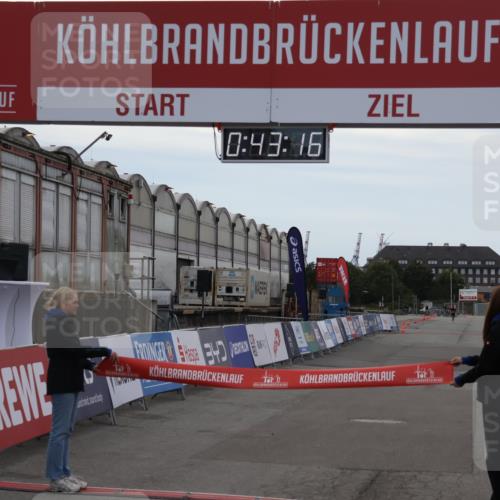 03.10.2025 - Köhlbrandbrückenlauf Julia Fischer http://msf.ph/oto/9021879 03.10.2025 15:43:16 Ziel  meine-sportfotos.de